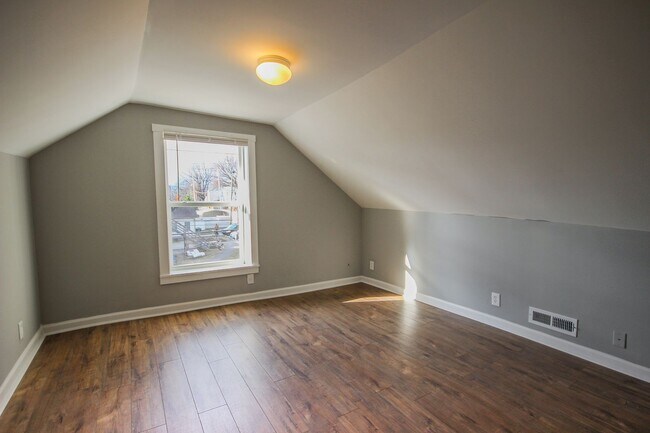 Building Photo - Highland Park Living with Private Deck & Updated 2BR Near Downtown Chattanooga