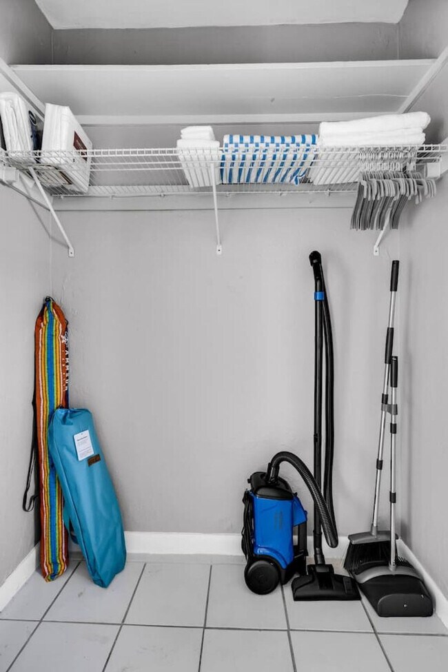 Building Photo - 117 SW 5th Ct