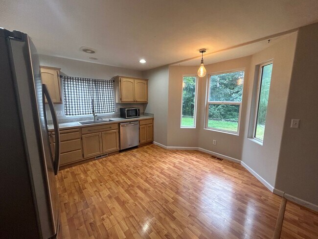 Building Photo - Beautiful Newly updated 4 bedroom 2.5 bath 1,582 Sq Ft Home  in Crown Ridge Estates