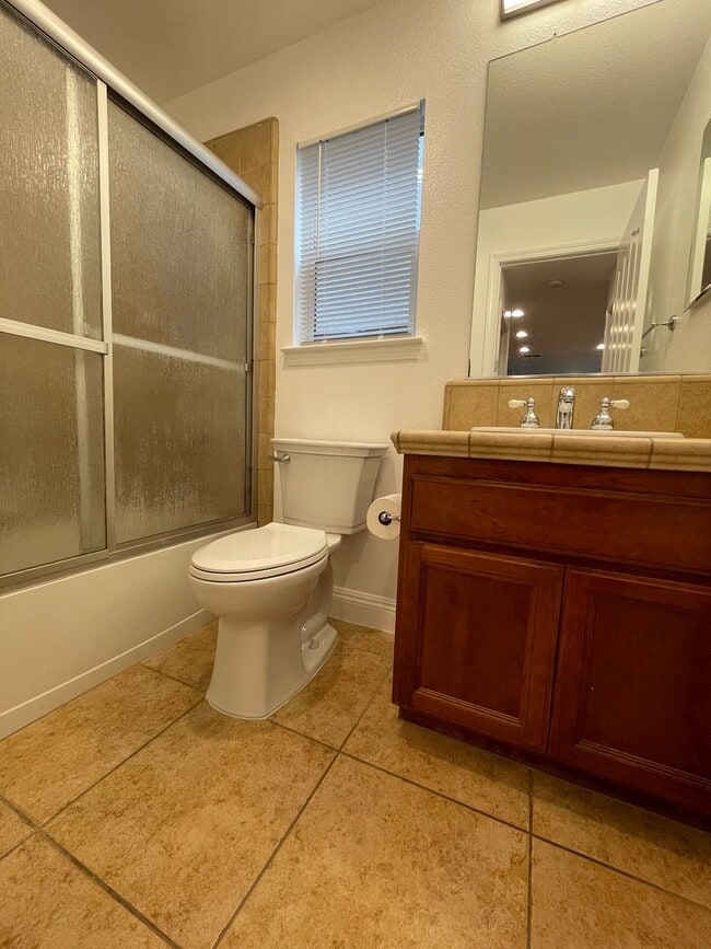 Building Photo - Freshly Updated & Move-In Ready