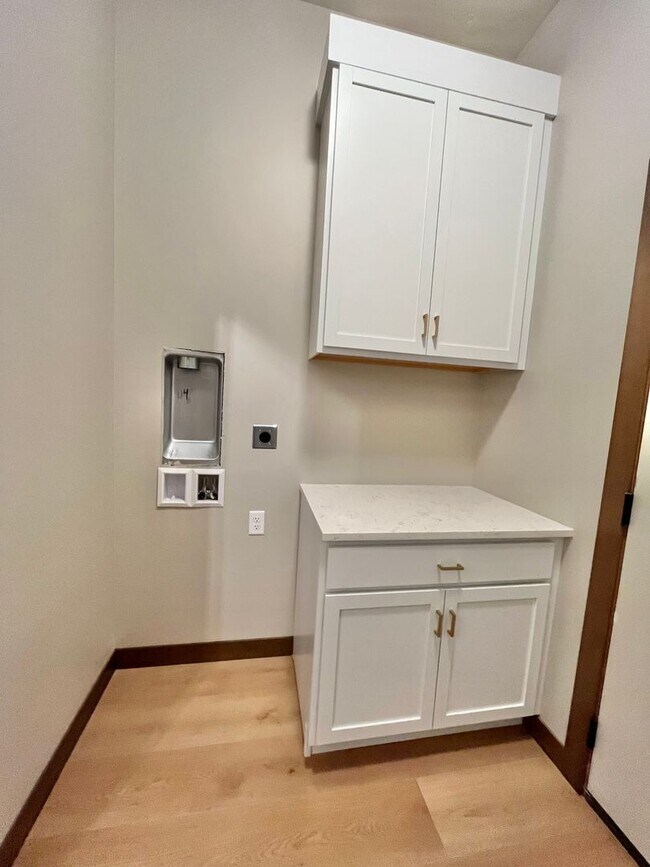 Building Photo - 5 Bed/2.5 Bath Twinhome For Rent!!