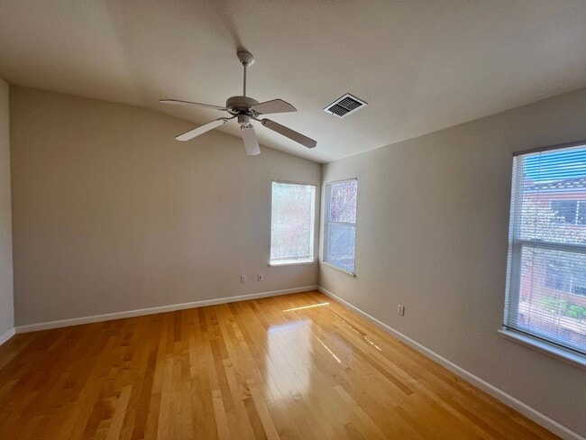 Building Photo - SPACIOUS FOUR BEDROOM HOUSE IN HAMILTON