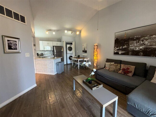 Building Photo - 1940 Lake Atriums Cir