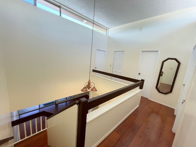 Building Photo - Well Maintained 3 Bed, 2.5 Bath Townhome i...