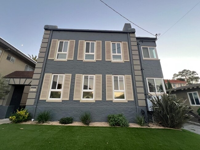 Building Photo - 1217 Capuchino Ave