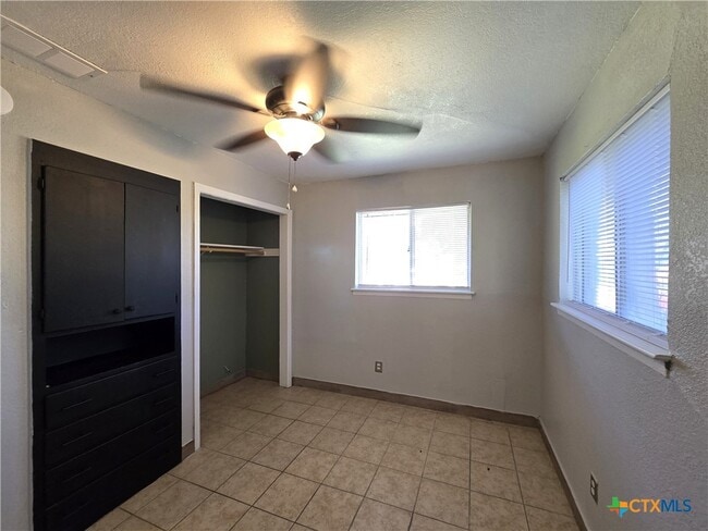 Building Photo - 212 E Valley Rd