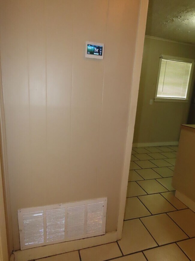 Building Photo - Cozy Two Bedroom One Bathroom Apartment, Texas College Area!