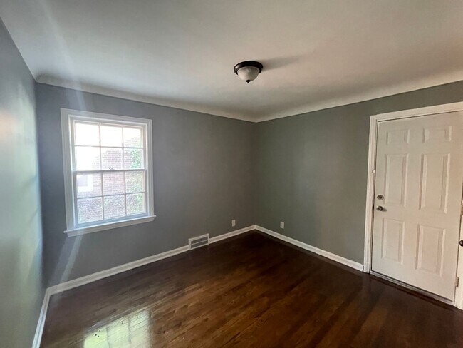Building Photo - Showing Sat @ Noon!! New floors, paint etc! You'll love this house!!