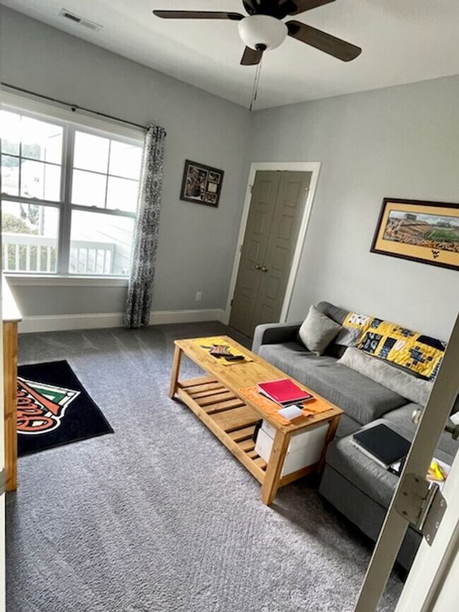 Building Photo - Welcome to this charming 3-bedroom, 2-bath...