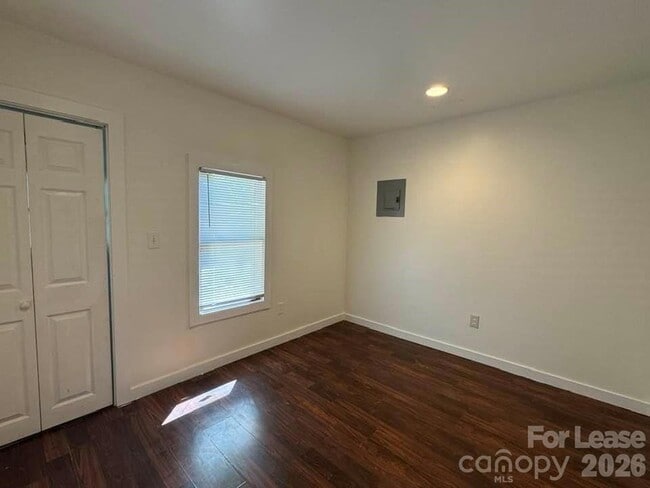 Building Photo - 534 Logan St