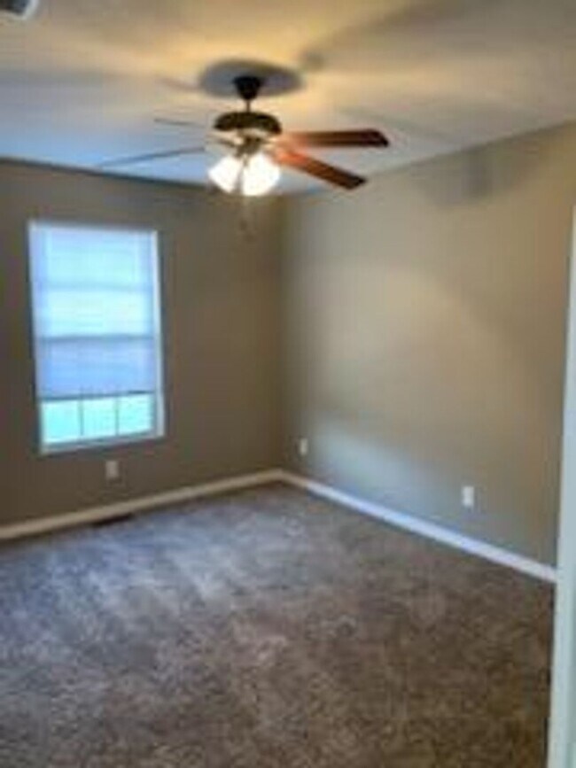 Building Photo - All Brick 3 bedroom 2.5 Bathrooms