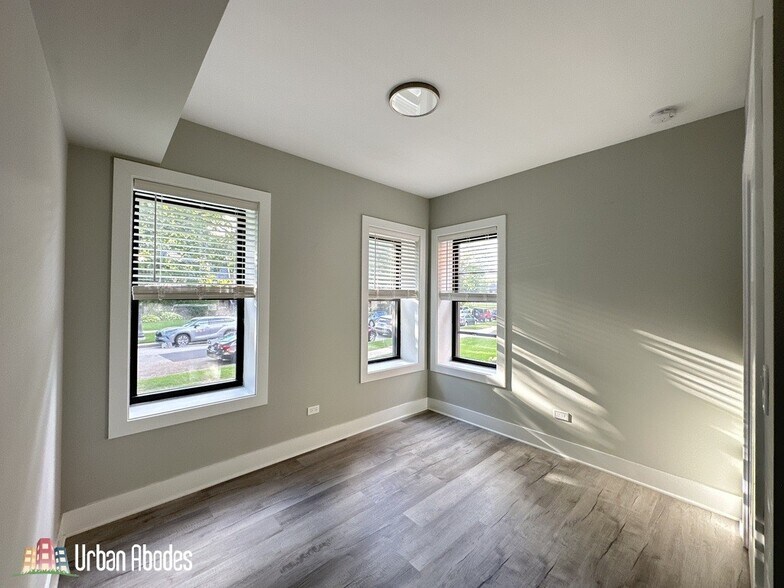 Building Photo - 1137 Oak Ave