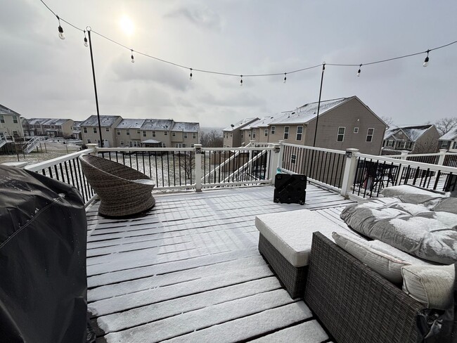 Building Photo - 3 Bedroom Townhome - Available March 1st!