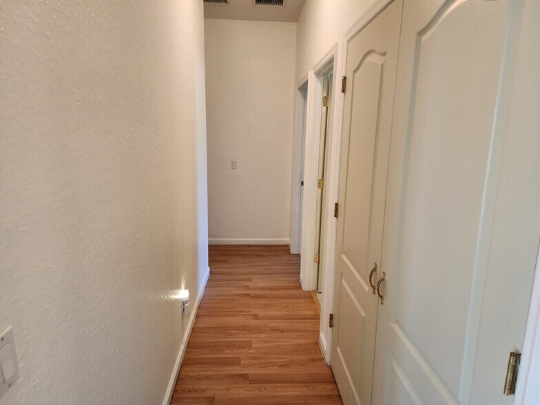 Building Photo - 223 Golf Aire Blvd