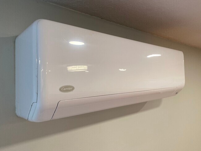 Building Photo - 749 NE 20th Pl