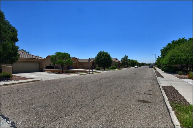 Building Photo - 5649 Valley Maple Dr