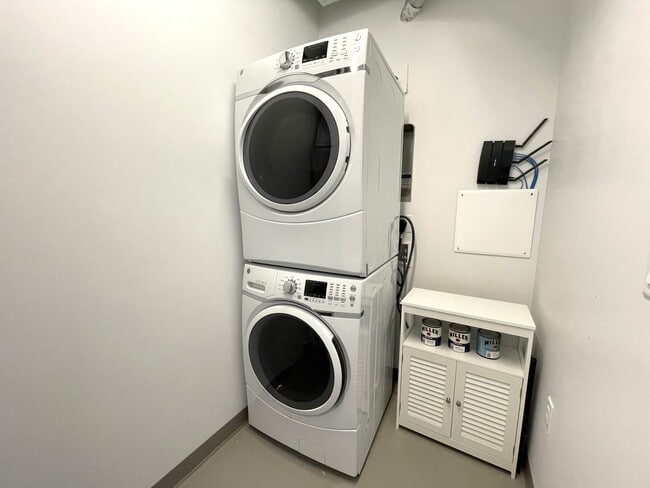 Building Photo - Spacious Vista Pearl Condo with Bonus Den,...
