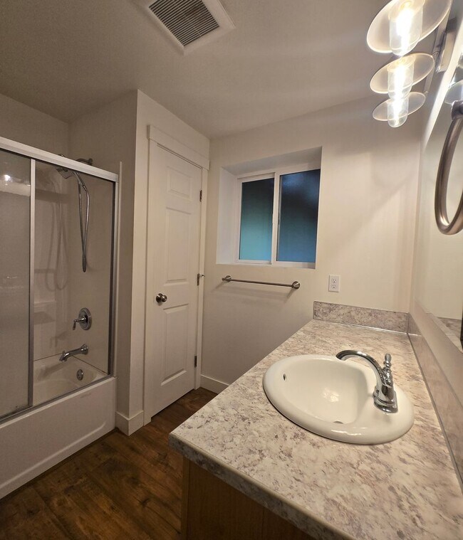 Building Photo - ***PENDING APPLICATION***4 Bedroom, 2 Bath...