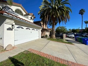 Building Photo - Beautiful 3BD/2.5Bath home within the Rancho Del Oro Village!