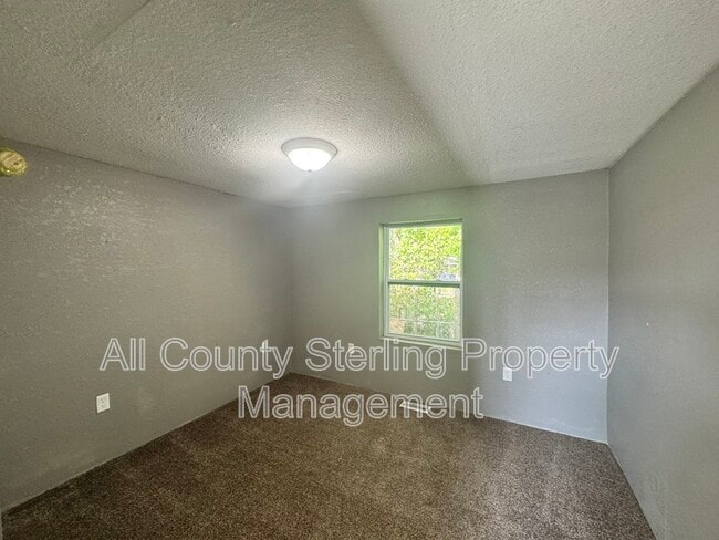 Building Photo - 917 NE Aberdeen Ave