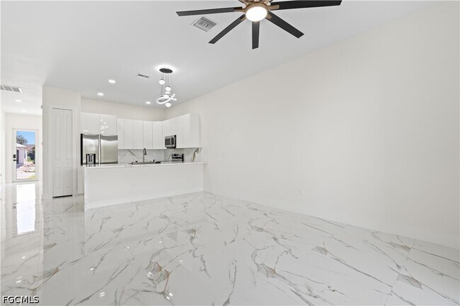 Building Photo - 430 Petite Ave