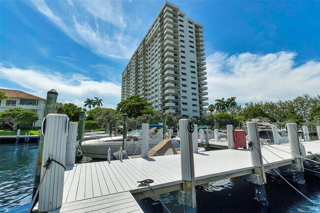 Building Photo - 3200 Port Royale Dr N