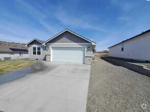 Building Photo - Brand new rental!
