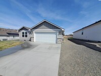 Building Photo - Brand new rental!