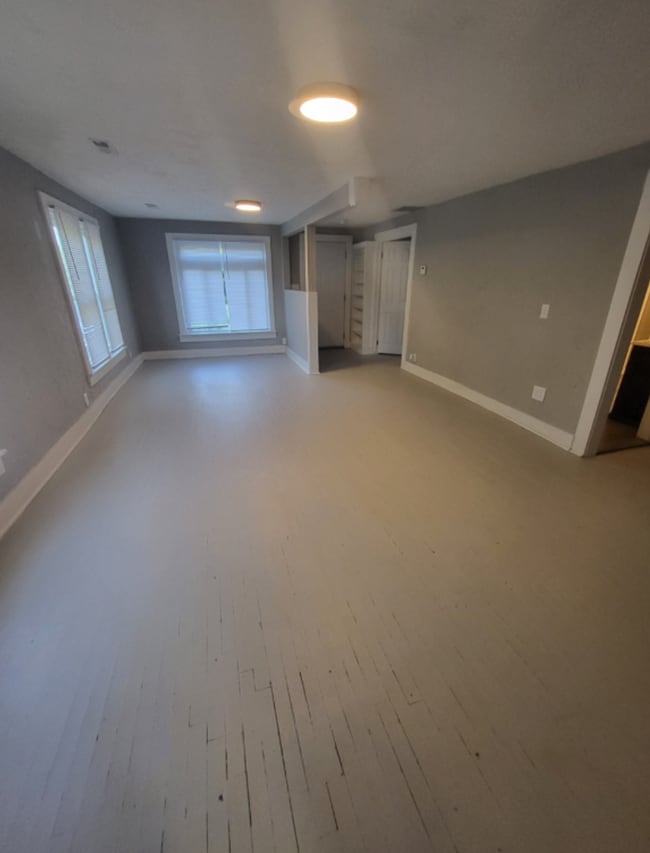 Building Photo - 3 bedroom, 1 bathroom home located in Jopl...