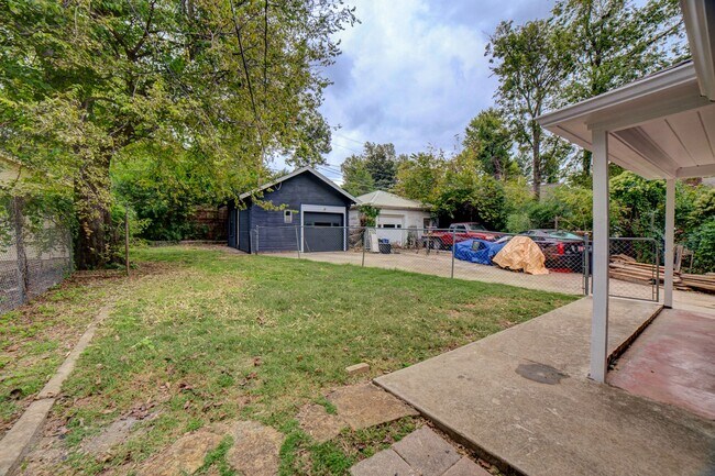 Building Photo - 2 Bed / 1.5 Bath in Midtown close to Utica...