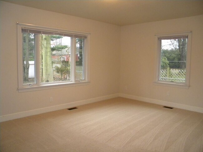 Building Photo - 2010 S Race St