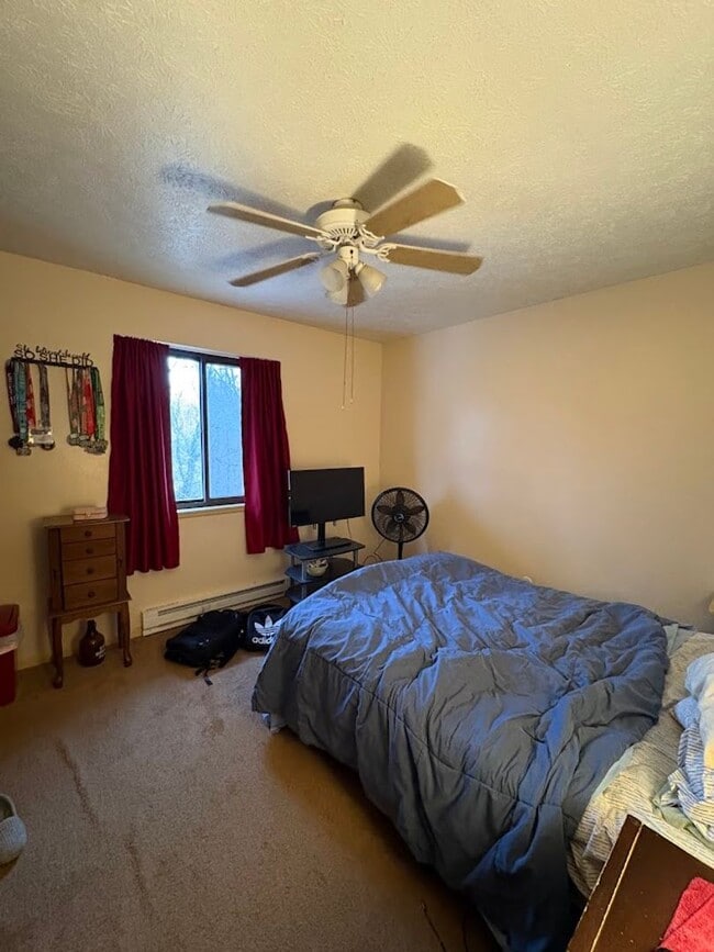 Building Photo - Three bedroom one bathroom townhouse for rent