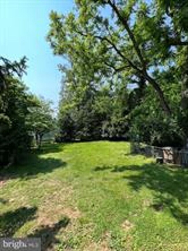 Building Photo - CHARMING BRICK COLONIAL HOME IN ROCKVILLE, CLOSE TO METRO AND ROCKVILLE TOWN CENTER
