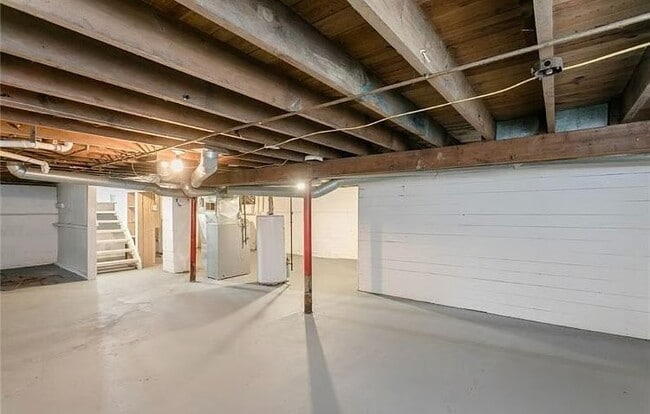 Building Photo - 374 Bennington Dr