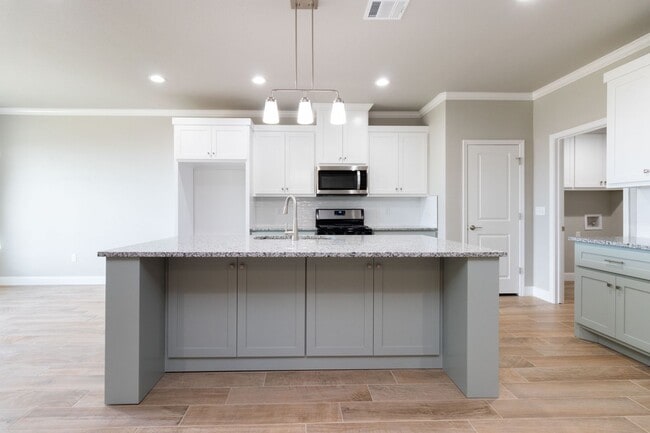 Building Photo - 2700 Tampa Bay Ave