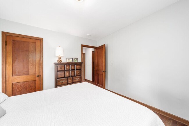 Building Photo - 230 E Royal Forest Blvd