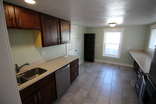 Building Photo - Spacious 3-Bedroom, 2-Bath Apartment for R...