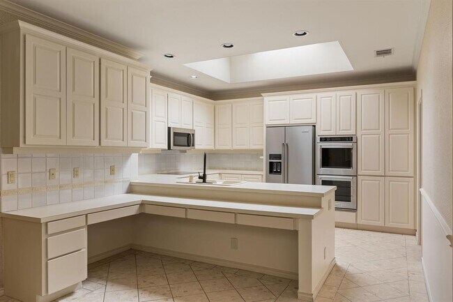 Building Photo - 2834 Montebello Rd