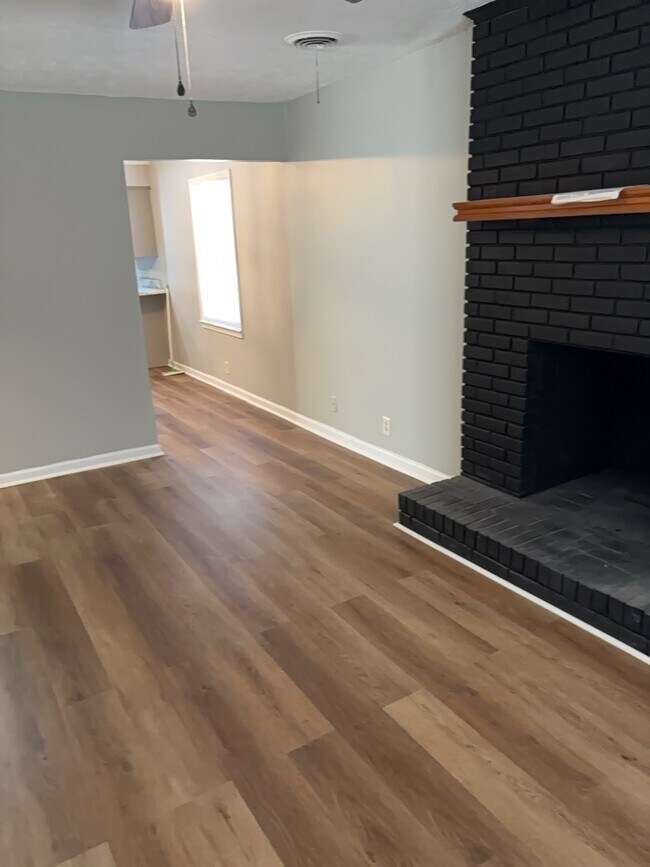 Building Photo - 1101 E 2nd St