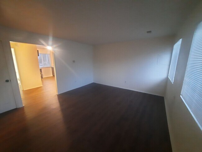 Building Photo - 1 bedroom apartment, walking distance to D...