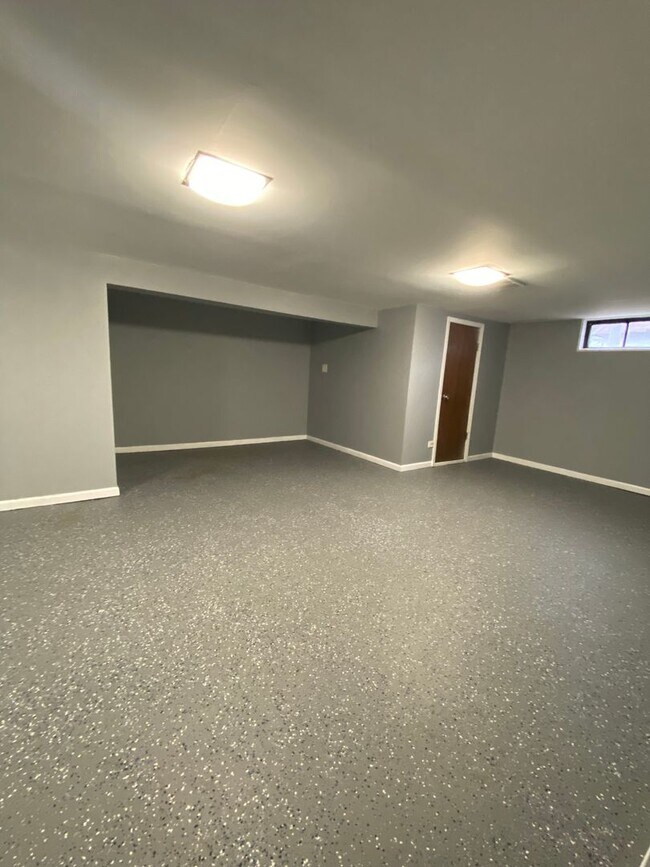 Building Photo - HOUSE FOR RENT IN LANSING !!