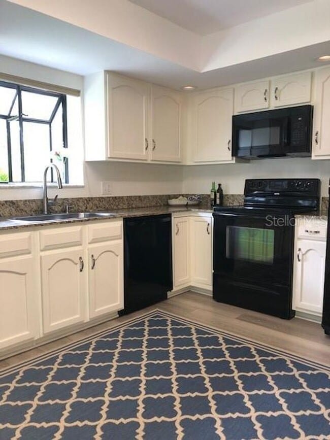 Building Photo - 230 Laurel Hollow Dr