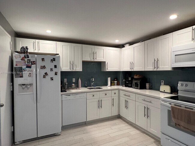 Building Photo - 401 Golden Isles Dr