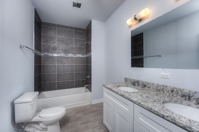 Building Photo - Spacious 4 Bed 3 Bath located in the North Center area