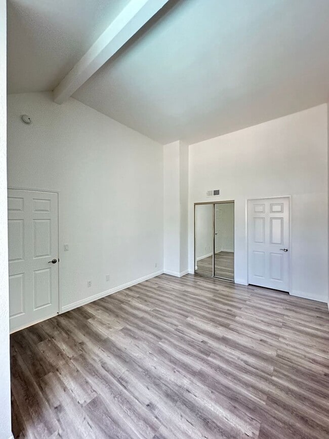 Building Photo - 5455 Sylmar Ave