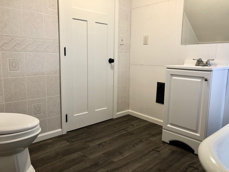 Upstairs bathroom with clawfoot tub / shower - 509 E Vernon Ave