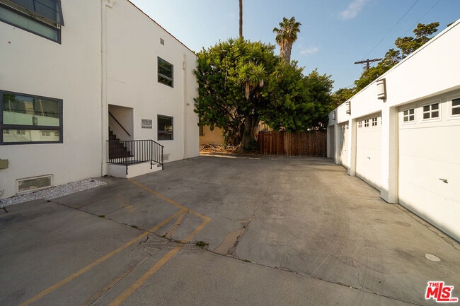 Building Photo - 614 N Genesee Ave