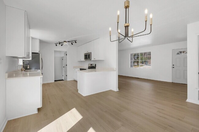 Building Photo - Freshly Remodeled 4 Bedroom 2 Bathroom Single Family Home.