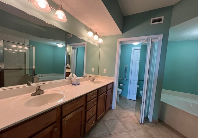 Building Photo - 2400 Grandiflora Blvd