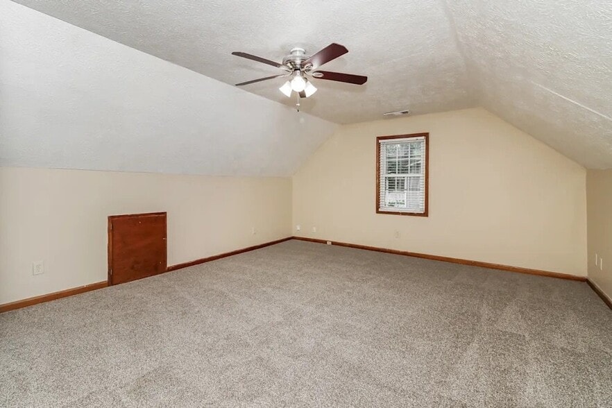 Building Photo - 3142 Country Lake Dr